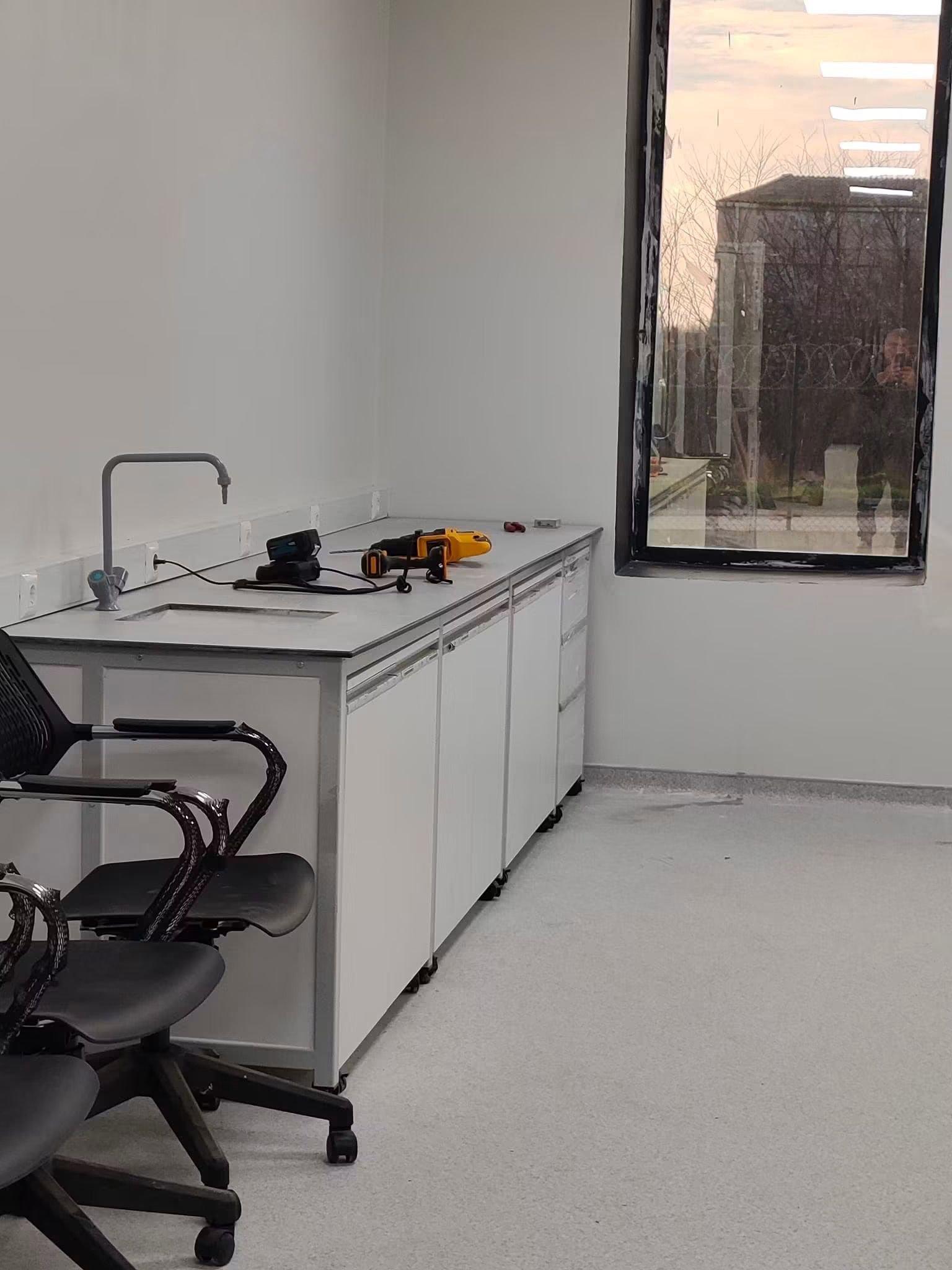 TNCLAB Üst Cam Dolaplı Laboratuvar Tezgah Düzeni
